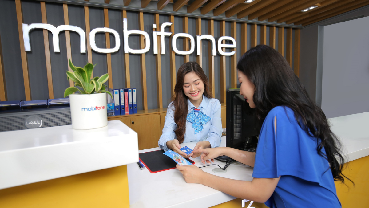 Nhân viên mobifone hướng dẫn cho khách hàng